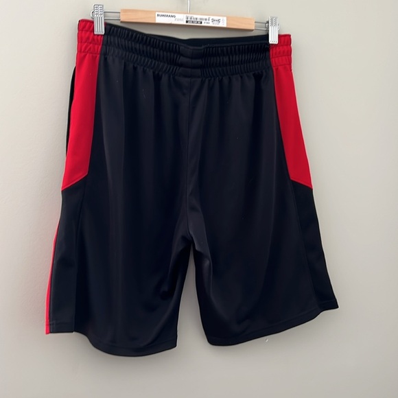 Dynamic Black and Red Athletic Shorts for Training - Picture 2 of 3